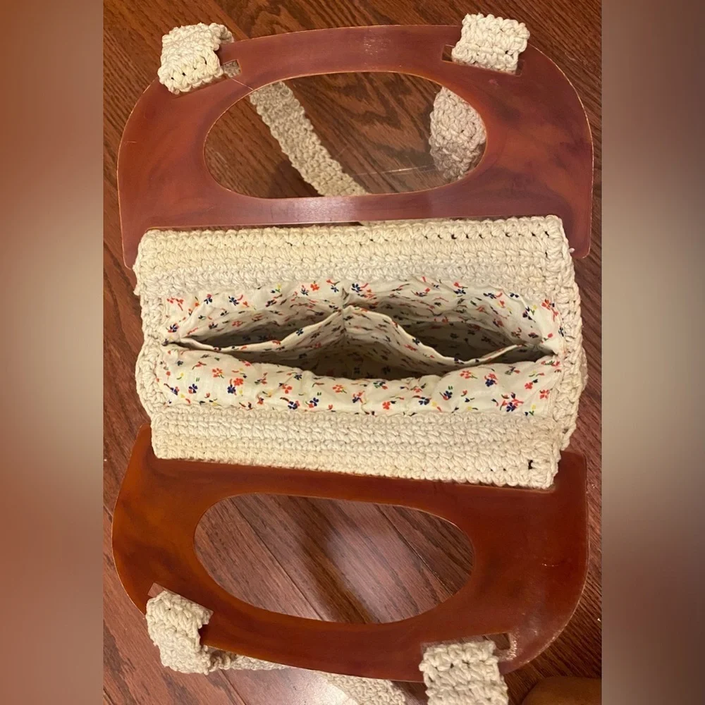 Vintage Macrame Crotcheted Handbag Beige W/Plastic Amber Handles 1970’s Pockets